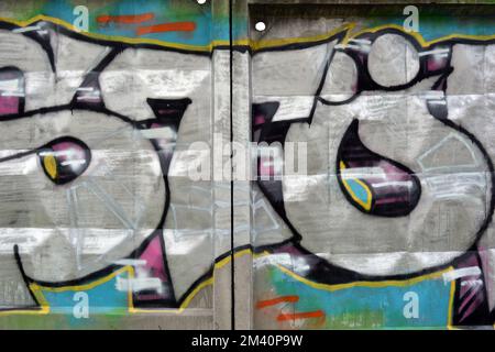 Graffiti-Wort ASTOR, gezeichnet von einem Schoßhund in kräftigen grauen, weißen Buchstaben mit einer interessanten, scharfen Form. Grafisches Design auf chaotische Weise. Stockfoto