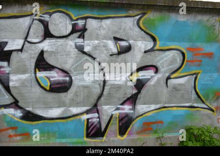 Graffiti-Wort ASTOR, gezeichnet von einem Schoßhund in kräftigen grauen, weißen Buchstaben mit einer interessanten, scharfen Form. Grafisches Design auf chaotische Weise. Stockfoto