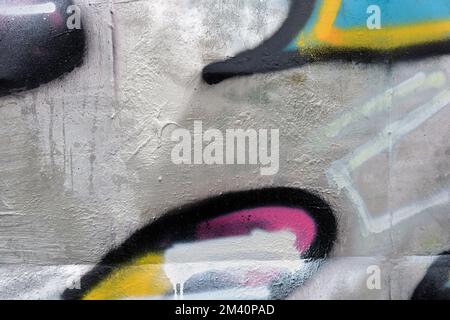 Graffiti-Wort ASTOR, gezeichnet von einem Schoßhund in kräftigen grauen, weißen Buchstaben mit einer interessanten, scharfen Form. Grafisches Design auf chaotische Weise. Stockfoto