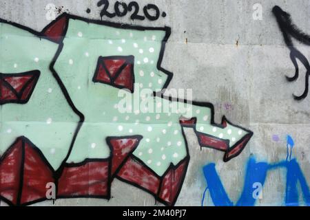 Graffiti-Wort SOOR, gezeichnet von einem Schoßhund in Himmelblau, Zyan, Blau mit roten Buchstaben und einem gebrochenen Lächeln. Grafisches Design auf chaotische Weise. Stockfoto