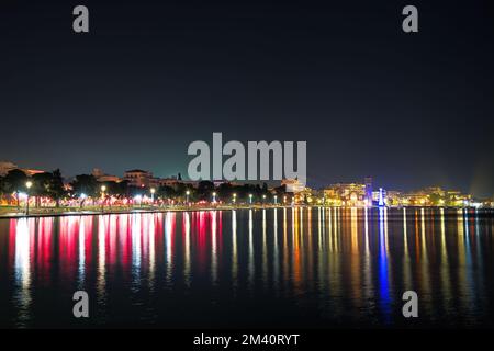 Wunderschöne Stadt dekoriert für Weihnachten und Neujahr Volos, Griechenland Stockfoto