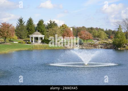 Hochzeitspavillon am Rand eines Teiches in einem wunderschönen Park Stockfoto