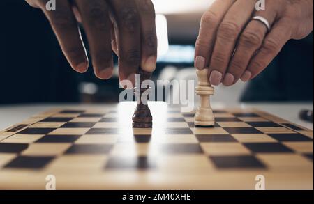 Mach deinen Zug. Zwei Geschäftsleute, die Schach spielen. Stockfoto