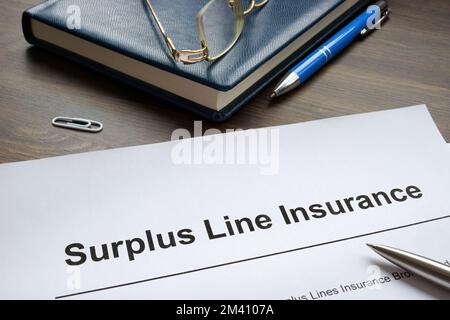 Antragsformular für die Versicherung von Überschusslinien im Büro. Stockfoto