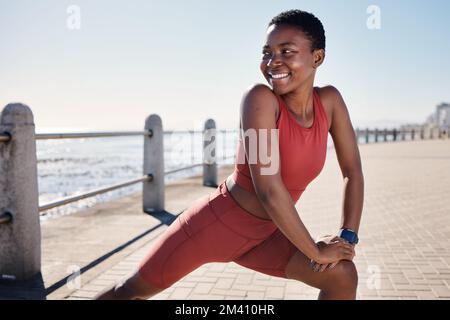 Beine strecken, glückliche und schwarze Frauen trainieren auf der Promenade für Laufen, Fitness und Gesundheit in Indonesien. Motivation, Aufwärmen und Stockfoto