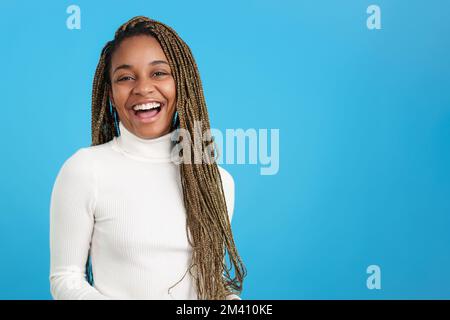 Eine afrikanische Schönheitsfrau, die in die Kamera schaut Stockfoto