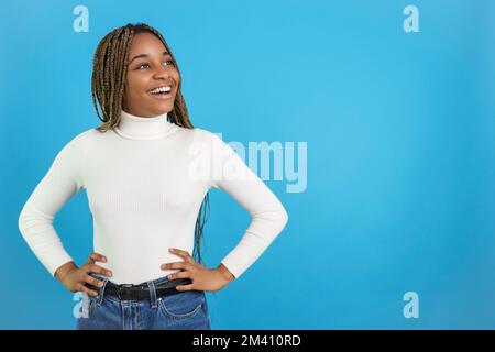 Lächelnde afrikanerin, die auf den Kopierraum schaut Stockfoto