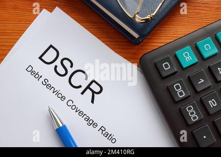 Artikel über DSCR Debt Service Coverage Ratio und Kalkulator. Stockfoto