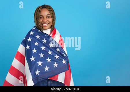 Afrikanische Frau in einer US-Flagge eingewickelt Stockfoto