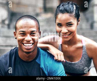 Waren glücklich und gesund zusammen. Porträt eines sportlichen jungen Paares, das gemeinsam im Freien in der Stadt trainiert. Stockfoto