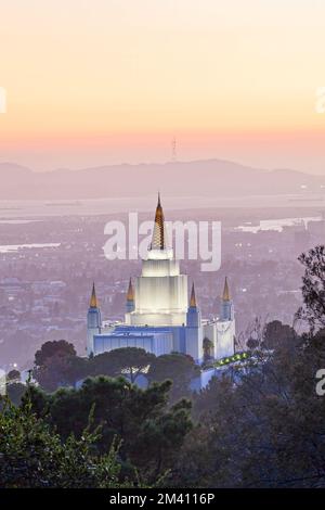 Ein vertikales Bild des Oakland California Temple auf den Hügeln von Oakland bei Sonnenuntergang, USA Stockfoto