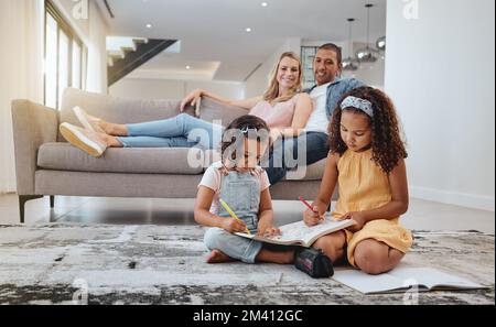 Lernen, Familie und Kinder malen im Wohnzimmer mit Eltern auf dem Sofa. Kunst-, Bildungs- und kreative Mädchen, die beim Zeichnen auf dem Boden sitzen Stockfoto