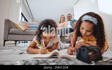 Wellness, Entspannung und Familie mit Kindern, die im Malbuch im Wohnzimmer mit glücklichen Eltern malen. Gemischtrassig, Mutter und Vater auf dem Sofa Stockfoto