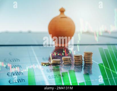 Investitionen und Kosteneinsparungen durch den Einsatz von Energie mit Solarpaneelen Stockfoto