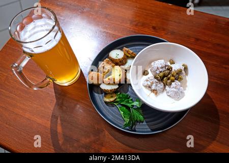 Preußische Spezialität von Konigsberger Klopse - gekochte Fleischbällchen in weißer Sauce mit Sardellen, Kartoffeln, Kapern und Rübenwurzel. Stockfoto