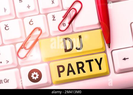 Inspiration mit DJ-Partyschild. Internet Concept Person, die aufgezeichnete populäre Musik im Radio vorstellt und wiedergibt Stockfoto