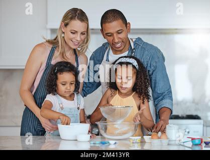 Kochen, ethnisch und Familie mit Kindern in der Küche lernen das Frühstücksrezept mit Mehl. Bindung, Wellness und mutter zu Dad in der Familienunterricht Stockfoto