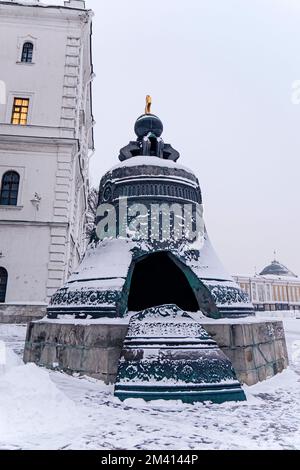 Zarenglocke , auch bekannt als Zarsky Kolokol, Zar Kolokol III. Oder Royal Bell, Ein Wahrzeichen für Touristen im Kreml Moskau Stockfoto