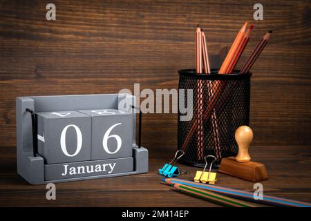 6. Januar Inschrift auf Holzkalender. Schreibtisch aus Holz. Stockfoto