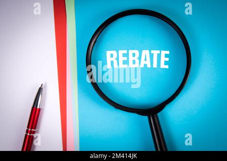 Rabattkonzept. Vergrößerungsglas und Stift auf dem Bürotisch. Stockfoto