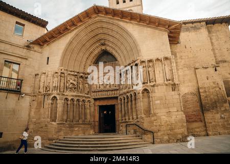 Logrono, Spanien - August 2022: Details zum Portal der Kirche San Bartolome in Logrono, Spanien. Stockfoto