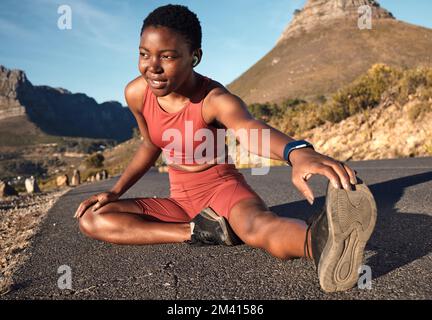 Fitness, schwarze Frau und Beine strecken auf Bergen, urbanen Straßen und Kapstadt für Muskelgesundheit, gesunden Körper oder Kraft. Sportler, aufwärmen und konzentrieren Stockfoto