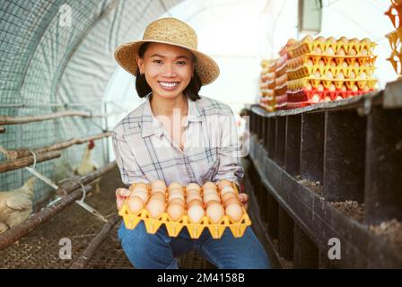 Hühnereier, Frau und Porträt des Bauern mit Tablett aus frischem, organischem und gesundem Protein aus Tierstall in Japan. Geflügelzucht, nachhaltig Stockfoto