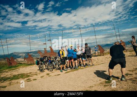 Alto del Perdon, Navarre, Spanien: August 2022: Schmiedeeisernes Pilgerdenkmal mit Pilgern Stockfoto