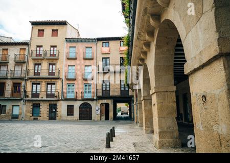Der Camino de Santiago durch Puente la Reina, Navarra, Spanien - okt. 2022 Stockfoto
