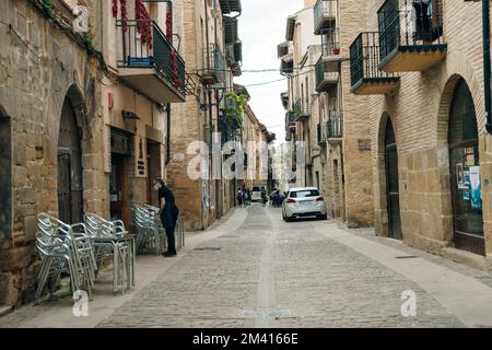 Der Camino de Santiago durch Puente la Reina, Navarra, Spanien - okt. 2022 Stockfoto