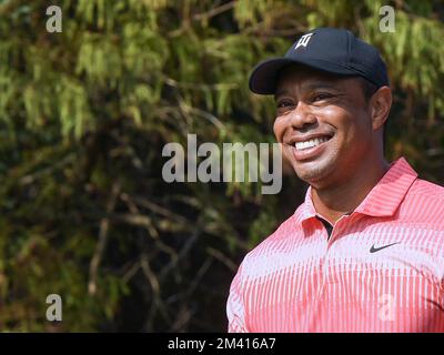 Orlando, Usa. 17.. Dezember 2022. Tiger Woods geht während der ersten Runde der PNC Championship 2022 im Ritz-Carlton Golf Club in Orlando auf dem ersten Loch spazieren. (Foto: Paul Hennessy/SOPA Images/Sipa USA) Guthaben: SIPA USA/Alamy Live News Stockfoto