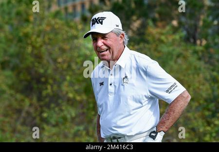 Orlando, Usa. 17.. Dezember 2022. Gary Player lacht, als er während der ersten Runde der PNC Championship 2022 im Ritz-Carlton Golf Club in Orlando am 10. Loch ankommt. (Foto: Paul Hennessy/SOPA Images/Sipa USA) Guthaben: SIPA USA/Alamy Live News Stockfoto