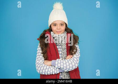 Frohe Feiertage. Kalte Jahreszeit Stil weihnachtsaktivität. Kindheit Glück. Thermische Kleidung. Happy teen Mädchen tragen warme Kleidung. Winter Kid Mode Stockfoto