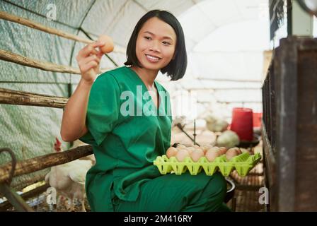 Frau, Hühnereier oder Tablett Check in gesunder Lebensmittelindustrie, Export Verkaufsmanagement oder Wachstum Qualitätserfolg. Lächeln, glücklicher oder asiatischer Bauer und Stockfoto
