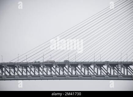 Eine Nahaufnahme des Verkehrs auf der Tianxingzhou Yangtze River Bridge an einem nebligen Tag in Wuhan, China Stockfoto