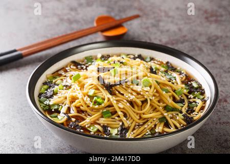 Memil Guksu ist eine traditionelle koreanische Soba-Nudelsuppe, gekocht in einer Brühe aus Guksijangguk und japanischem Hondashi in der Schüssel auf dem Tisch. Stockfoto