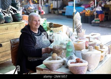 Einheimische Frau, die Gewürze im Marktgebiet der Stadt Ozurgeti in der Region Guria in Georgien verkauft Stockfoto