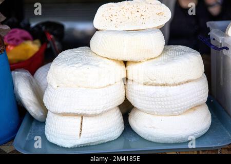 Interessante Szenen vom lokalen täglichen Markt in der Stadt Ozurgeti in der Nähe der Küste des Roten Meeres, einem Stand voller frischen hausgemachten Käse, Georgia Stockfoto