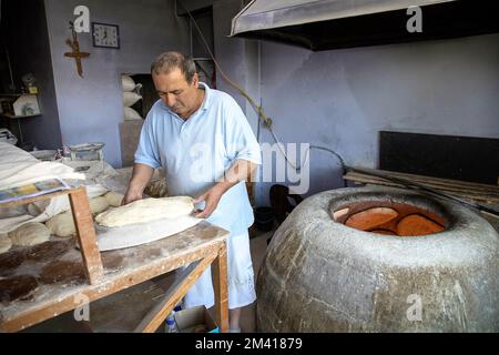 Interessante Szenen vom lokalen täglichen Markt in Ozurgeti, in der Nähe der Küste des Roten Meeres, backt man, ein Bäcker, der im traditionellen owen, Georgia, gezüchtet wurde Stockfoto