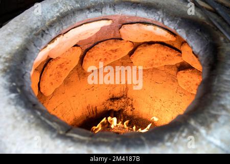 Interessante Szenen vom lokalen täglichen Markt in der Stadt Ozurgeti in der Nähe des Roten Meeres, traditionelles Brotbacken in einem traditionellen Ofen, Georgia Stockfoto