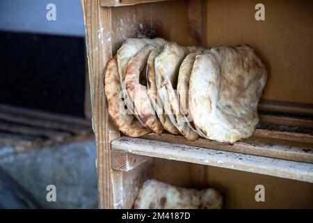 Interessante Szenen vom lokalen täglichen Markt in Ozurgeti, in der Nähe der Küste des Roten Meeres, frisch gebacken im traditionellen owen, Georgia Stockfoto