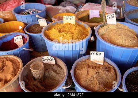 Interessante Szenen vom lokalen täglichen Markt in der Stadt Ozurgeti in der Nähe der Küste des Roten Meeres, einem Stand voller verschiedener Gewürze, Georgien Stockfoto