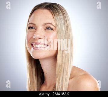 Schönheit, Frau und Haar im Studio mit blonder Farbe, Glanz und Glanz von reicher Keratinstruktur, Wellness und Hautpflege auf grauem Hintergrund. Fröhliches Model Stockfoto