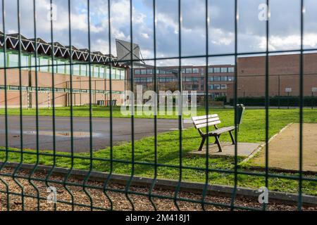 Ein leerer eingezäunter Sportplatz ohne Menschen. Stockfoto