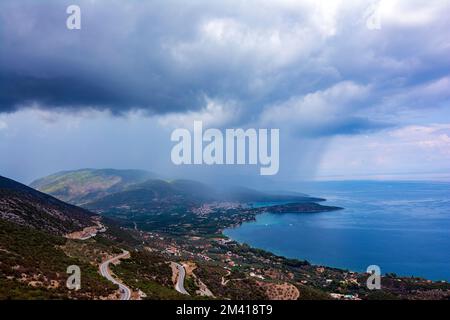 Panoramablick auf den Saronischen Golf und die Stadt Palaia Epidavros auf der Halbinsel Peloponnes in Griechenland. Stockfoto