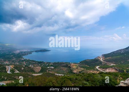 Panoramablick auf den Saronischen Golf und die Stadt Palaia Epidavros auf der Halbinsel Peloponnes in Griechenland. Stockfoto