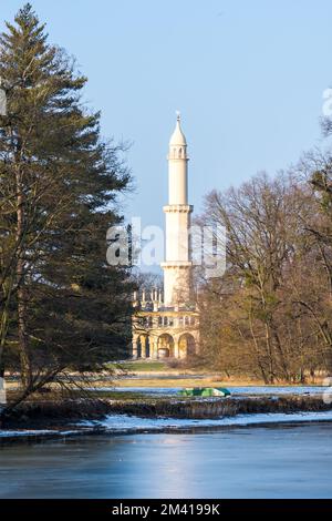 Minarett im Schloss Lednice, UNESCO-Weltkulturerbe der Tschechischen Republik, der See im Vordergrund. Stockfoto