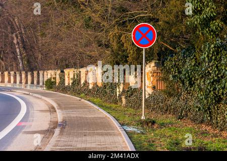 Kein Parkschild, Verbotsschild, Parkschild in der Nähe der Straße und Parken. Stockfoto