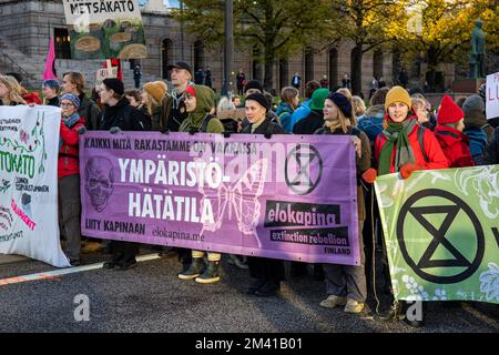 Luontokatokapina oder Rebellion for Nature. Elokapina-Demonstranten blockieren Mannerheimintie vor dem Parlamentsgebäude in Helsinki, Finnland. Stockfoto