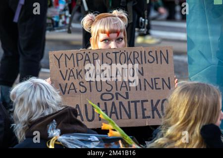 Luontokatokapina. Junge Frau mit einem Schild bei Elokapinas Verkehrsblockade-Demonstration auf Mannerheimintie in Helsinki, Finnland. Stockfoto